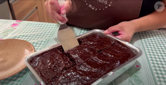 Bolo de chocolate sem glúten e sem lactose é simples e foi ensinado pela confeiteira Priscila, do canal Dicas da Pri Confeitaria