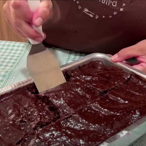Bolo de chocolate sem glúten e sem lactose é simples e foi ensinado pela confeiteira Priscila, do canal Dicas da Pri Confeitaria