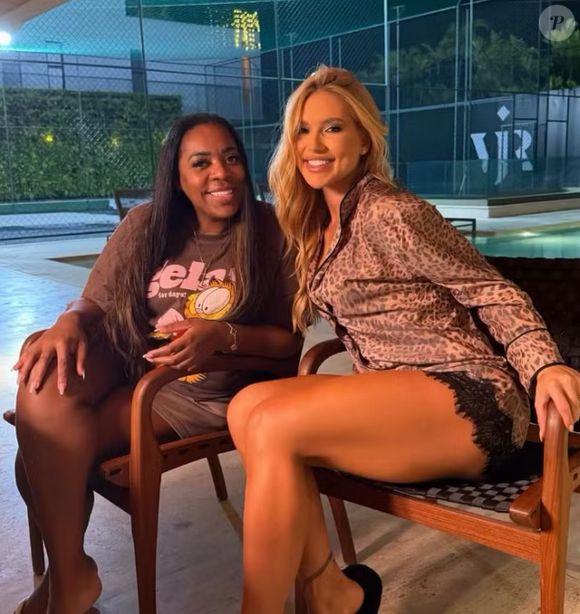 No final da partida, que consagrou o Flamengo campeão, Virgínia foi surpreendida por Fernanda Cristina, sua sogra e mãe de Vini Jr., com um presente