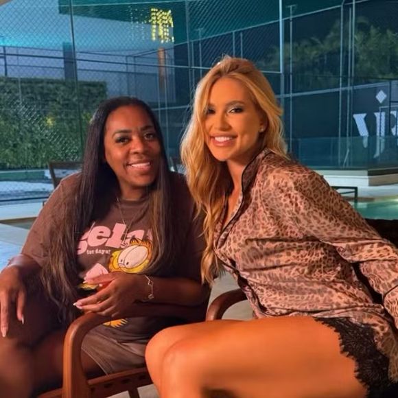 No final da partida, que consagrou o Flamengo campeão, Virgínia foi surpreendida por Fernanda Cristina, sua sogra e mãe de Vini Jr., com um presente