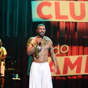 Diogo Nogueira deixou à mostra os músculos e tatuagens ao ficar sem camisa em show