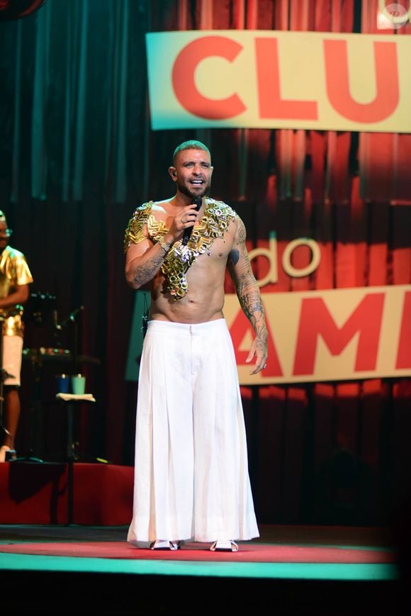 Diogo Nogueira deixou à mostra os músculos e tatuagens ao ficar sem camisa em show