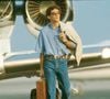 Uma fotografia conhecida de Ayrton Senna, na qual o piloto aparece de jeans, com uma jaqueta apoiada no ombro, óculos de sol e uma maleta na mão, inspirou uma das camisetas da coleção da Zara. O registro mostra o brasileiro com um avião ao fundo e remete à estética dos anos 1990