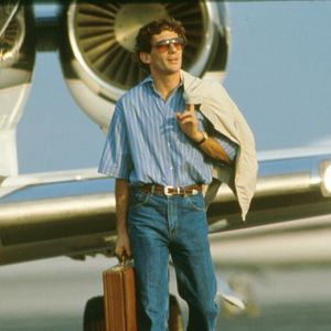 Uma fotografia conhecida de Ayrton Senna, na qual o piloto aparece de jeans, com uma jaqueta apoiada no ombro, óculos de sol e uma maleta na mão, inspirou uma das camisetas da coleção da Zara. O registro mostra o brasileiro com um avião ao fundo e remete à estética dos anos 1990