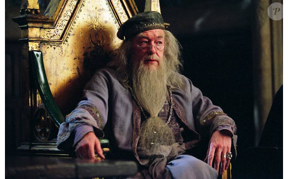 O artista vestiu as vestes de Dumbledore nos primeiros filmes de "Harry Potter".