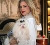 Pilar (Isabel Teixeira) demonstra um amor enorme por sua cachorrinha Maria Antonieta (Meg), tratando o animal praticamente como uma filha na novela 'Quem ama cuida', na Globo