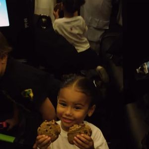 Mavie, filha de Bruna Biancardi e Neymar, escolheu cookies para comer