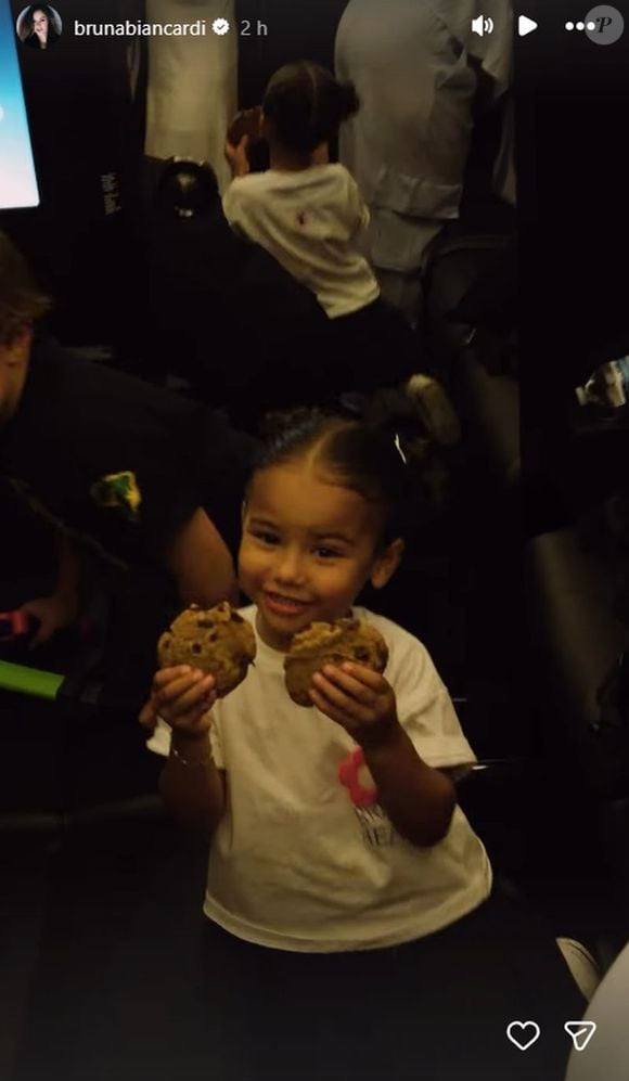 Mavie, filha de Bruna Biancardi e Neymar, escolheu cookies para comer