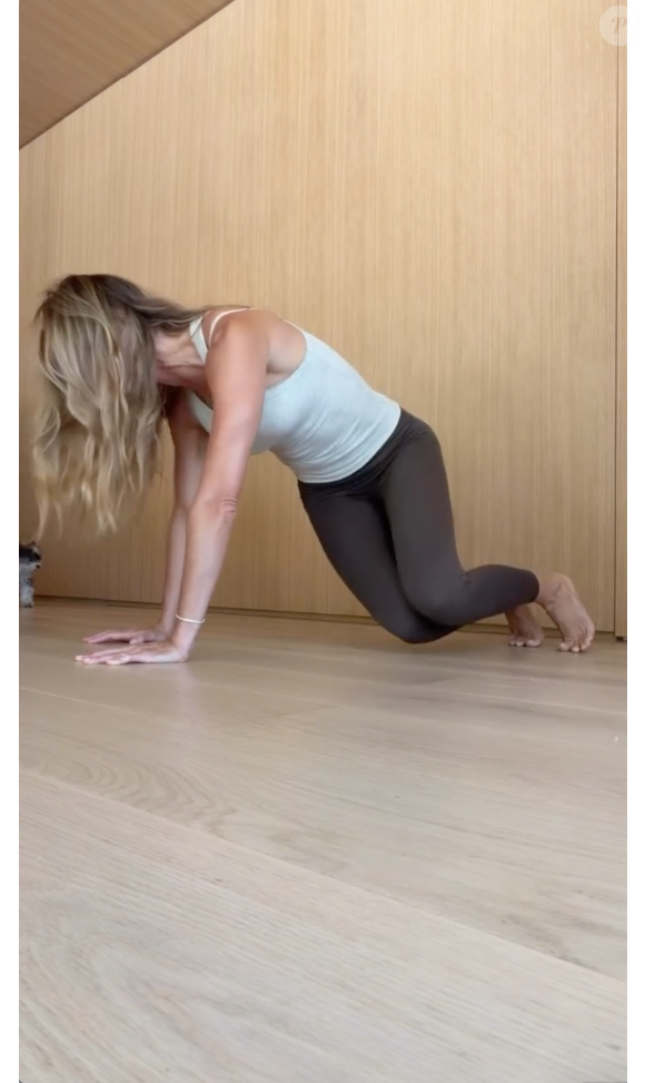 Terceiro exercício de Gisele Bündchen é uma contração de abdômen com rotação para combater os flancos