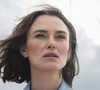 Conhecida por personagens fortes e elegantes, Keira Knightley entrega aqui uma atuação tensa e emocional como Lo Blacklock, uma jornalista que luta para provar o que viu, mesmo quando todos duvidam dela