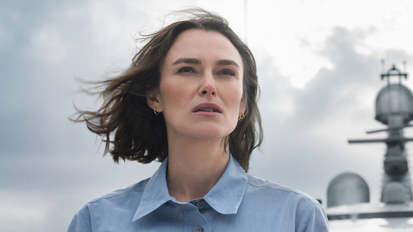 Conhecida por personagens fortes e elegantes, Keira Knightley entrega aqui uma atuação tensa e emocional como Lo Blacklock, uma jornalista que luta para provar o que viu, mesmo quando todos duvidam dela