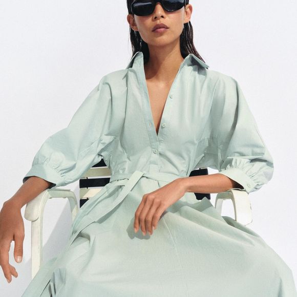 Para quem gosta de vestidos que não marcam demais o corpo, o modelo azul-lavado da Zara tem cintura com elástico nas costas e ajuste por laços