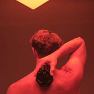 Com fava tonka e bálsamo de abeto no coração, We Are Tribe Elixir aposta em uma combinação envolvente e texturizada para a perfumaria masculina