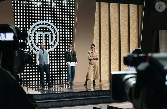 Cinco anos após se despedir do posto de jurada fixa no "MasterChef Brasil", a chef Paola Carosella voltou ao estúdio onde fez história e emocionou o público que acompanha o reality gastronômico da Band