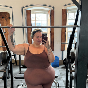 Um dos principais incômodos relatados por Thais tem sido o excesso de pele, especialmente na região abdominal, resultado comum em casos de emagrecimento acelerado.