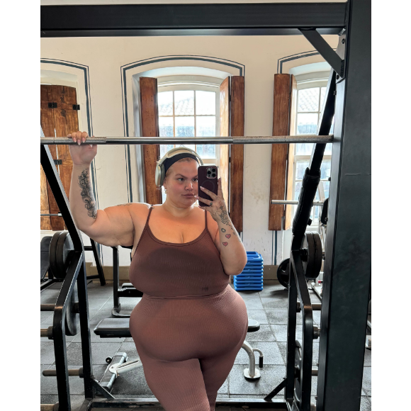 Um dos principais incômodos relatados por Thais tem sido o excesso de pele, especialmente na região abdominal, resultado comum em casos de emagrecimento acelerado.