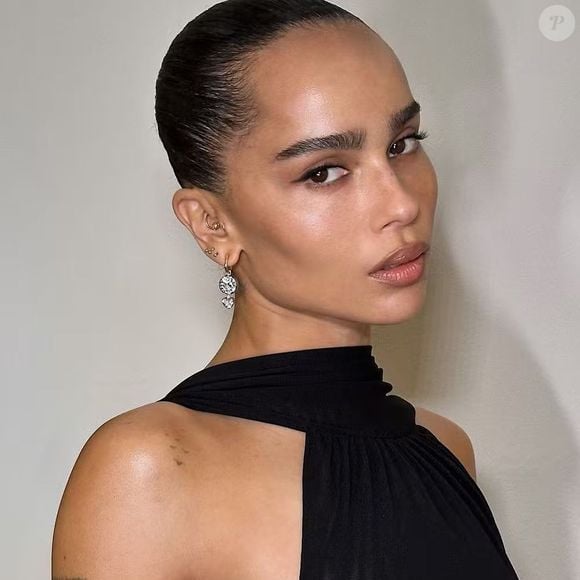 O visual de Zoë Kravitz reforça o sucesso das sobrancelhas retas, queridinhas de quem deseja conquistar o famoso efeito 'fox eyes' de forma natural