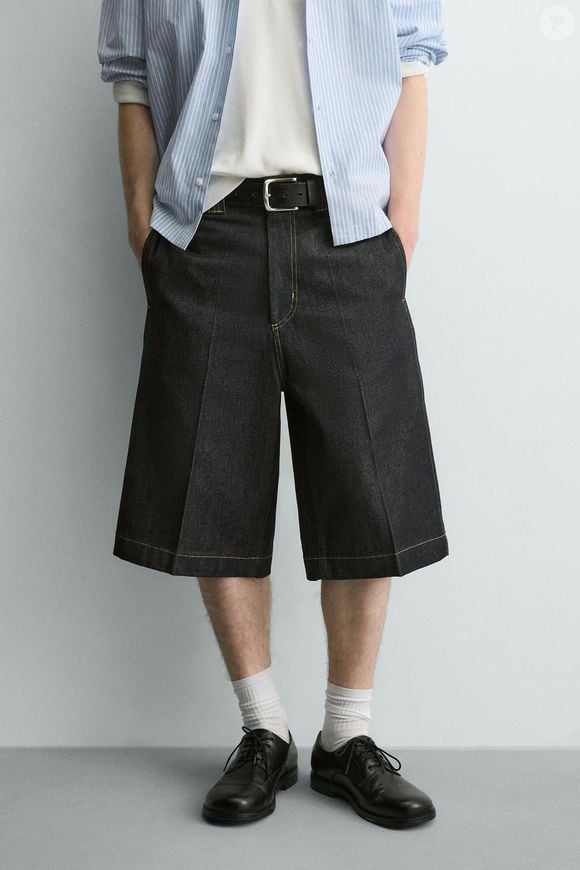 Com o retorno das bermudas aos looks femininos, a Zara aposta no jeans para criar uma peça versátil que funciona muito bem com tênis de perfil baixo