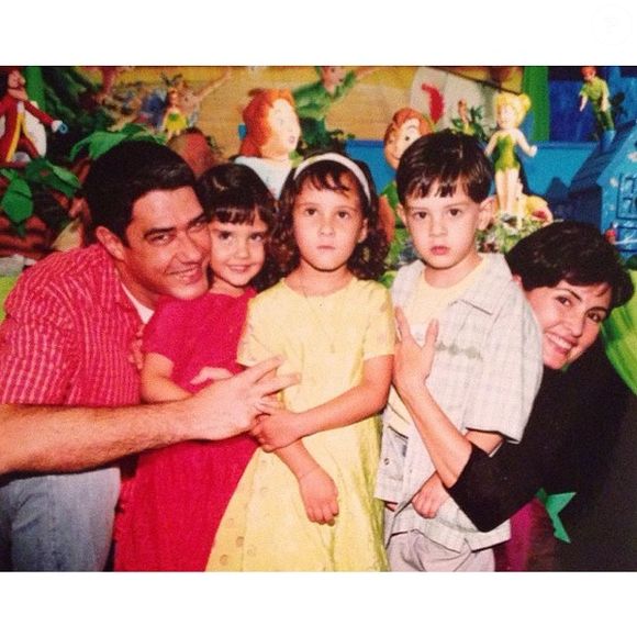 William Bonner e Fátima Bernardes posam com os trigêmeos quando eles eram crianças