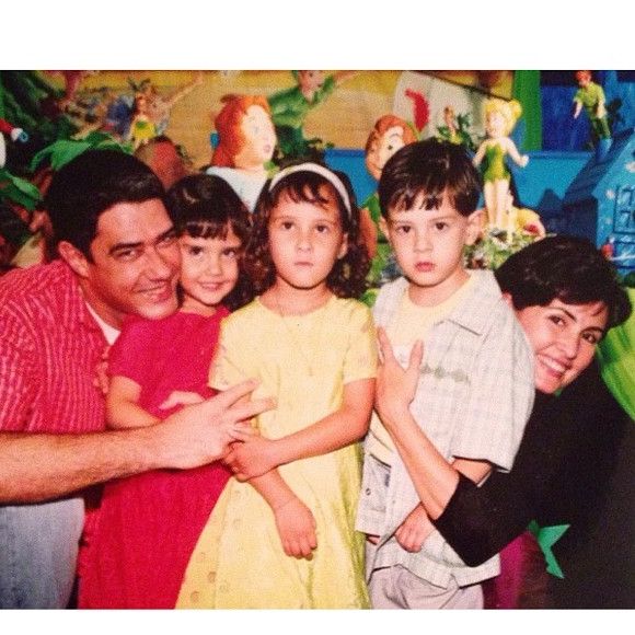 William Bonner e Fátima Bernardes posam com os trigêmeos quando eles eram crianças