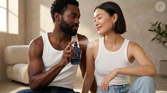 Lançado em 2026, o CK One Night Essence mantém a proposta compartilhável que consagrou a linha, mas apresenta uma construção amadeirada floral almiscarada voltada para os consumidores atuais