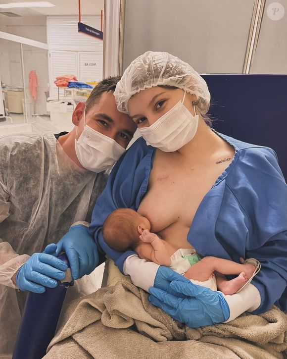 Isabel Veloso em foto com o filho, Arthur, e o marido, Lucas Borba