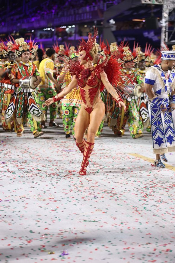Antes do desfile, Virgínia Fonseca abriu uma live e conseguiu mais de 600 mil fãs online