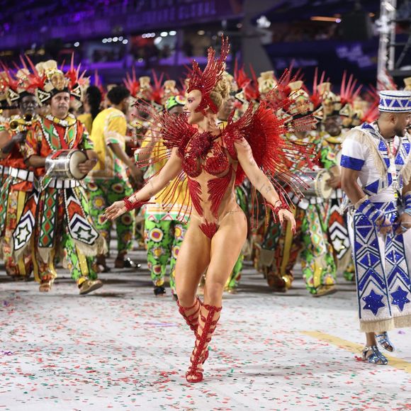 Antes do desfile, Virgínia Fonseca abriu uma live e conseguiu mais de 600 mil fãs online