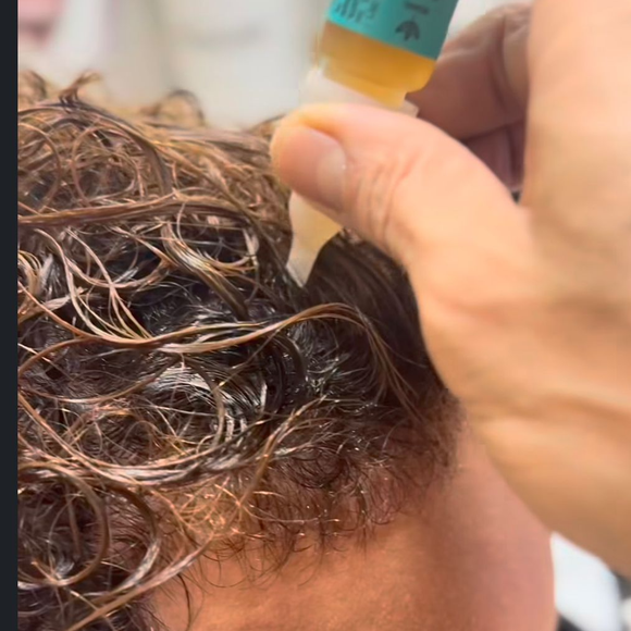 Novo cabelo, velha tradição: Neymar mudou o visual para a Copa e a internet não perdeu a chance de brincar com o moicano