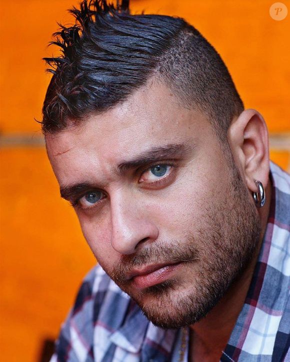 Quem aí já viu Diogo Nogueira de corte moicano? O inusitado já aconteceu e rendeu esse clique diferentão