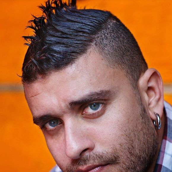 Quem aí já viu Diogo Nogueira de corte moicano? O inusitado já aconteceu e rendeu esse clique diferentão