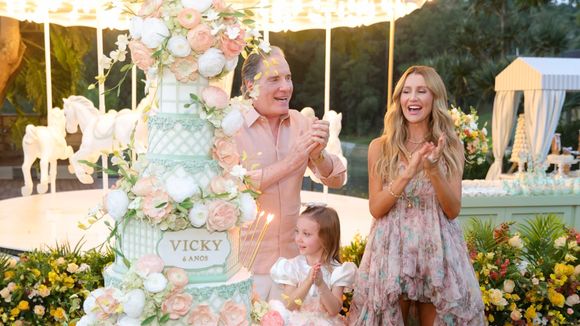 Bolo de 1,70m com 7 andares, troca de look e Vicky montada em pônei: novas fotos da festa luxuosa da filha de Roberto Justus e Ana Paula Siebert vão te deixar de queixo caído