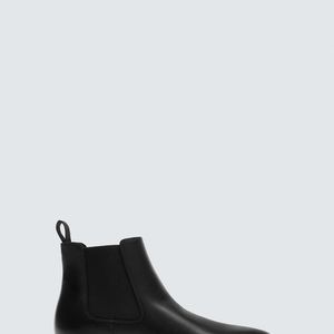 A Zara aposta na elegância com a bota Chelsea de bico fino, por R$ 359,00, modelo que traz sofisticação ao visual sem abrir mão do conforto.