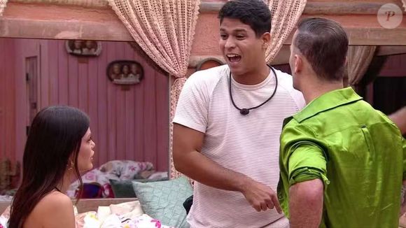 A discussão começou quando Vitória foi questionar Camilla o motivo dela deixá-la de lado por conta de um voto contrário ao grupo