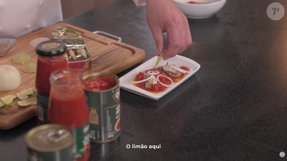 Finalize com o azeite temperado, o limão e a cebola por cima. Se desejar, acrescente manjericão fresco para dar mais aroma ao prato