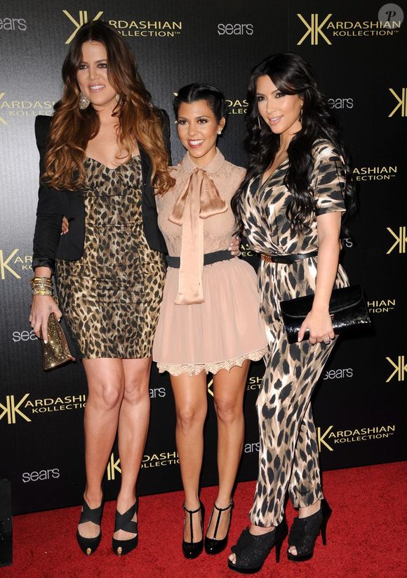 Kim Kardashian nega envolvimento com Travis Barker e põe fim aos rumores de um suposto affair com o marido da irmã Kourtney, que aparece ao lado de Khloé e da própria Kim Kardashian, respectivamente