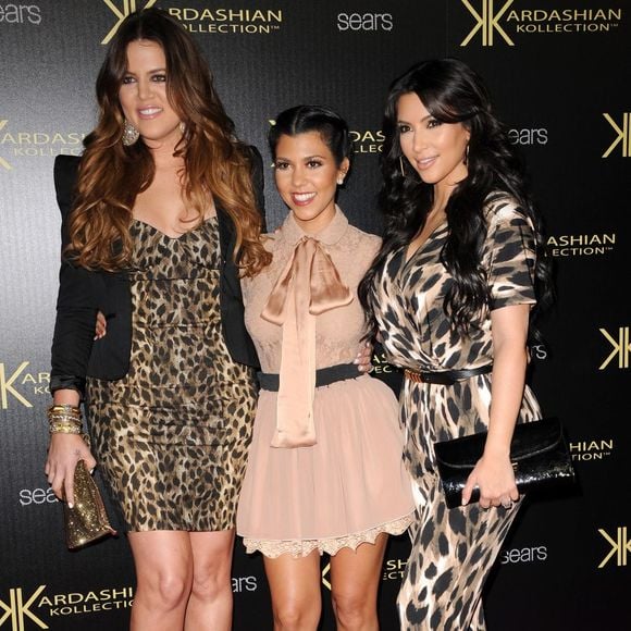 Kim Kardashian nega envolvimento com Travis Barker e põe fim aos rumores de um suposto affair com o marido da irmã Kourtney, que aparece ao lado de Khloé e da própria Kim Kardashian, respectivamente