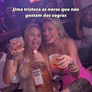 Andressa Urach e Gabi Ayala bebem juntas durante uma festa no registro publicado no perfil de ambas no Instagram neste Réveillon