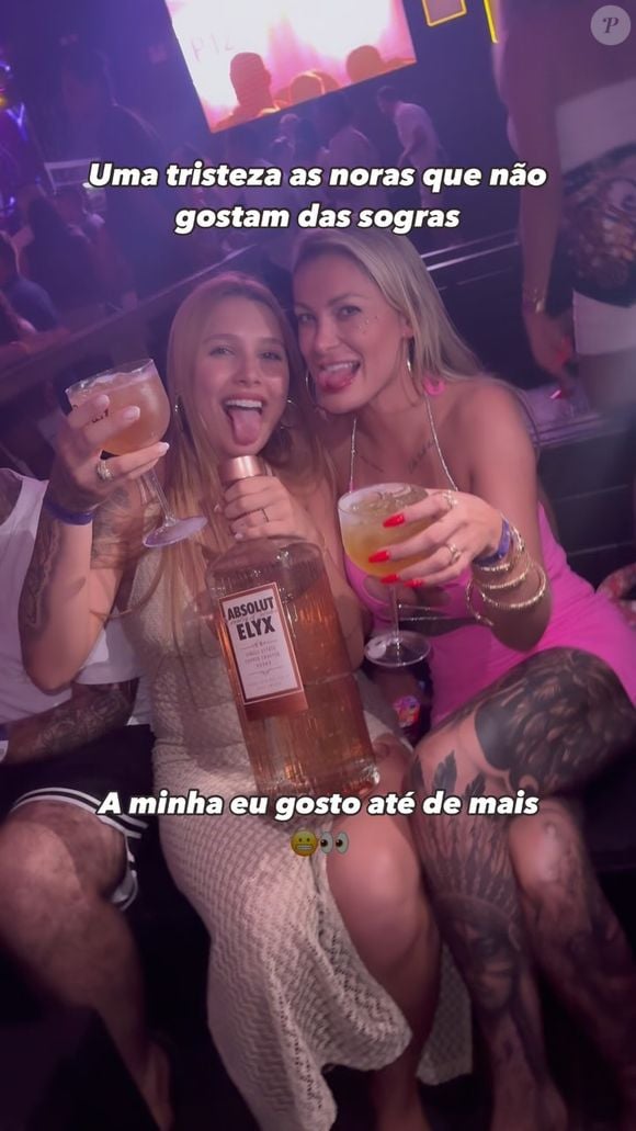 Andressa Urach e Gabi Ayala bebem juntas durante uma festa no registro publicado no perfil de ambas no Instagram neste Réveillon