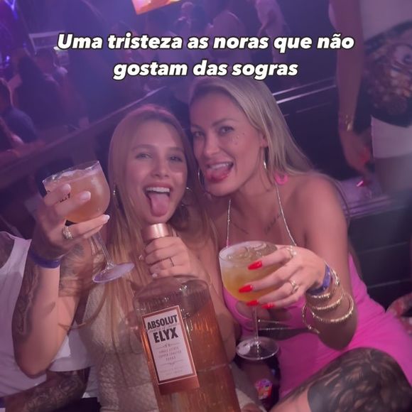 Andressa Urach e Gabi Ayala bebem juntas durante uma festa no registro publicado no perfil de ambas no Instagram neste Réveillon