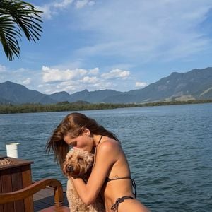 Sasha Meneghel posou de Havaianas no auge da polêmica com a extrema-direita