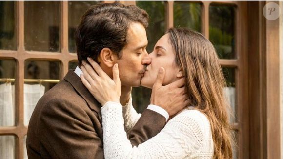 Rosana (Carolina Kasting) deixa o filho com a família e volta a viver com Marco Antonio (Marcello Antony) em Terra Nostra
