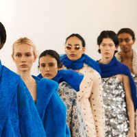 Cabelo fino e sem volume? O truque super simples das passarelas com apenas um produto para o seu penteado não desabar