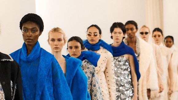 Cabelo fino e sem volume? O truque super simples das passarelas com apenas um produto para o seu penteado não desabar