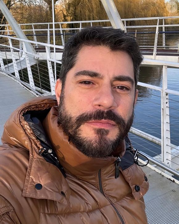 Evaristo Costa vive na Inglaterra atualmente, mas fez uma marcante passagem pelo Brasil recentemente