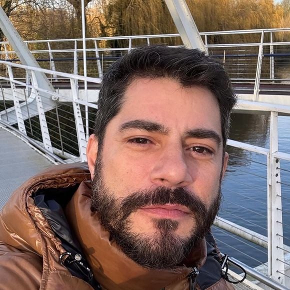 Evaristo Costa vive na Inglaterra atualmente, mas fez uma marcante passagem pelo Brasil recentemente