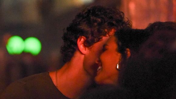 Bruna Marquezine e Shawn Mendes estão namorando! Emoção da atriz e declaração do cantor marcam início oficial do namoro. Detalhes!