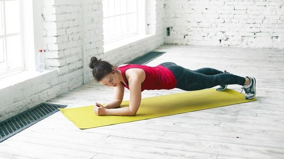 Prancha depois dos 60 anos: personal trainer explica quanto tempo fazer o exercício e quais cuidados são necessários