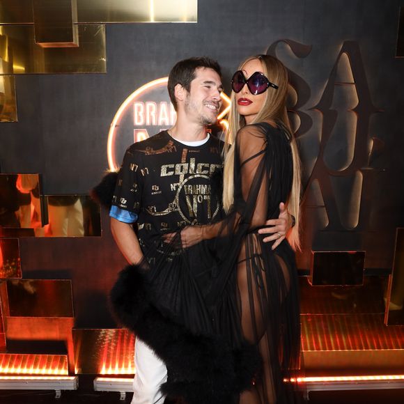 Sabrina Sato posa em clima de romance com o marido, Nicolas Prattes