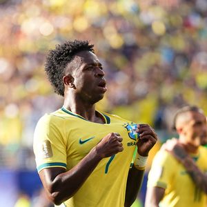 Vini Jr. pagou cerca de R$ 75 mil por dia para pais e três irmãos ficarem em castelo nos EUA durante a Copa 2026